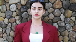 Tak hanya dengan gaun panjang, penampilan Nora dengan setelan jas merah ini juga sukses banjir pujian netizen. Tak sedikit yang terpesona dengan aura kecantikan wanita berusia 27 tahun ini. (Liputan6.com/IG/ncdpapl)