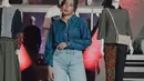 Denim on denim juga akan seru digunakan kala menghadiri konser. Outfit ini juga sangat mudah dipadukan dengan ragam aksesori untuk memaksimalkan gaya. [Foto: Ayla Dimitri/ Instagram]