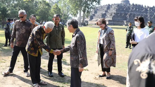 Gubernur Jawa Tengah (Jateng) Ganjar Pranowo turut mendampingi Kaisar Jepang Hironomiya Naruhito saat mengunjungi Candi Borobudur, Kabupaten Magelang, Jateng, Kamis (22/6/2023).