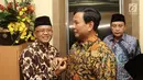 Ketum Partai Gerindra Prabowo Subianto (tengah) bersalaman dengan Presiden PKS Sohibul Iman (kiri) saat tiba di Kantor DPP PKS, Jakarta, Senin (30/7). Kedatangan Prabowo untuk membahas hasil pertemuannya dengan Demokrat. (Liputan6.com/Herman Zakharia)