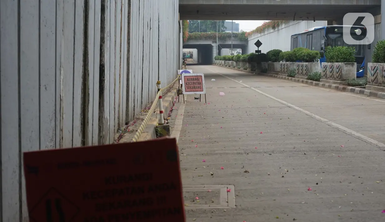 Suasana jalur terowongan atau lintas bawah Senen yang ditutup sementara di Jakarta, Senin (4/5/2020). Penutupan terowongan dari arah Cempaka Putih menuju ke Monas tersebut dilakukan selama 10 hari karena adanya proyek pengerjaan Underpass Senen Extension. (Liputan6.com/Immanuel Antonius)