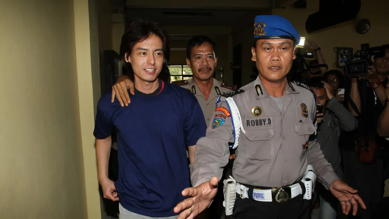 Jenguk Terus, Asty Ananta-Roger Danuarta Pacaran?