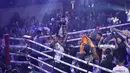 Rudy Golden Boy dinyatakan menang pada laga kali ini setelah unggul perolehan poin. Ketiga juri memberikan skor 45-48, 39-47, dan 45-46 dan berhak atas sabuk WIC. Tampak dalam foto, Rudy Golden Boy saat bertanding melawan Paris Fernandez pada laga HSS Series 6 di W Superclub Gatsu, Jakarta, pada Senin (10/11/2025) dini hari WIB. (Bola.com/M Iqbal Ichsan)