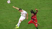 Gelandang Portugal, Renato Sanches (kanan), mencetak gol penyeimbang pada laga kontra Polandia di Stade Velodrome, Marseille, Kamis (30/6/2016). (AFP/Boris Horvat)