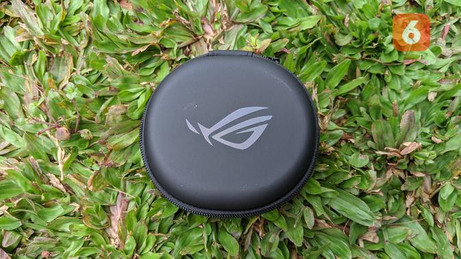 Hard pouch untuk menyimpan earphone ROG Cetra II Core saat tidak terpasang di ROG Phone 5. (Liputan6.com/ Yuslianson)