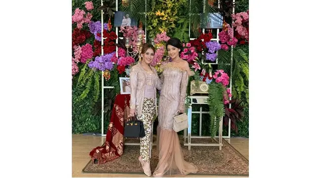 7 Potret Gaya Ayu Ting Ting Saat Hadir di Pernikahan Tania Nadira, Bikin Pangling