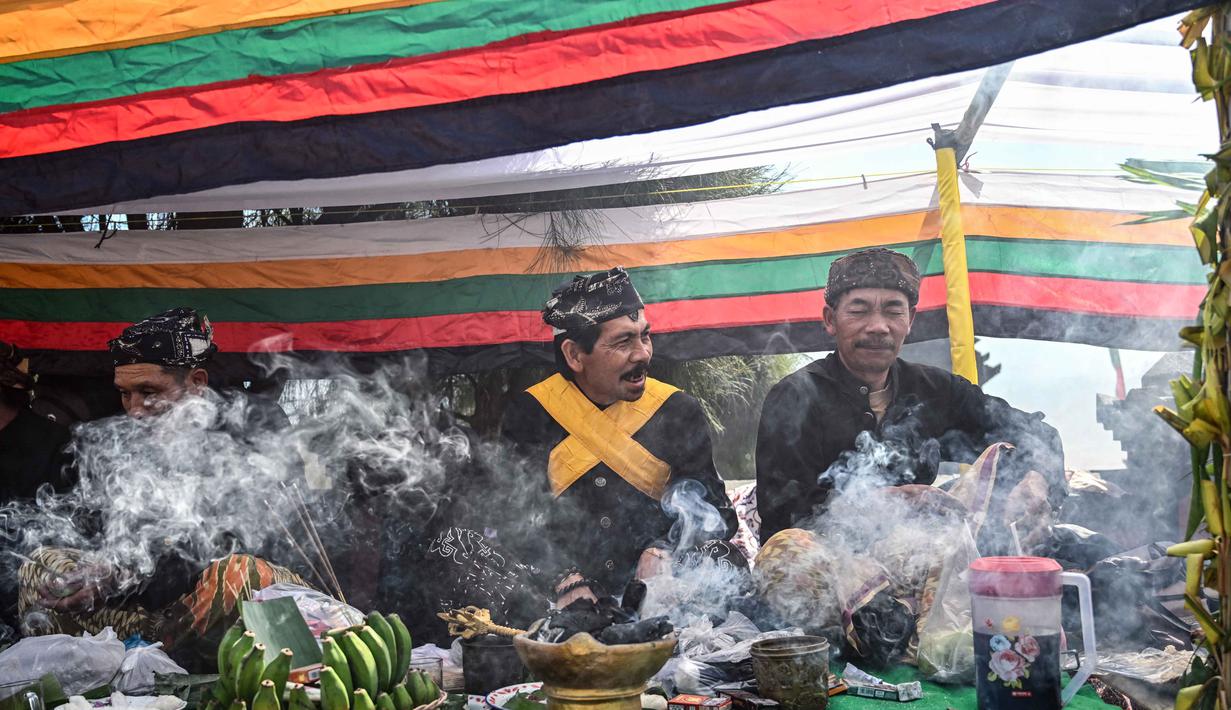 Para pendeta mulai mempersiapkan upacara Yadnya Kasada di Gunung Bromo di Probolinggo, Jawa Timur, pada Minggu 31 Mei 2026. (JUNI KRISWANTO/AFP)