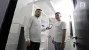 CEO Kamar Keluarga Charles Kwok (kiri) dan COO Ferry Lukas (kanan) sedang menujukkan cara pemesanan kamar melalui website kamarkeluarga.id di salah satu unit Kamar Keluarga di Duri Kosambi, Cengkareng, Jakarta, Kamis (19/9/2019). (Liputan6.com/HO/Ading)