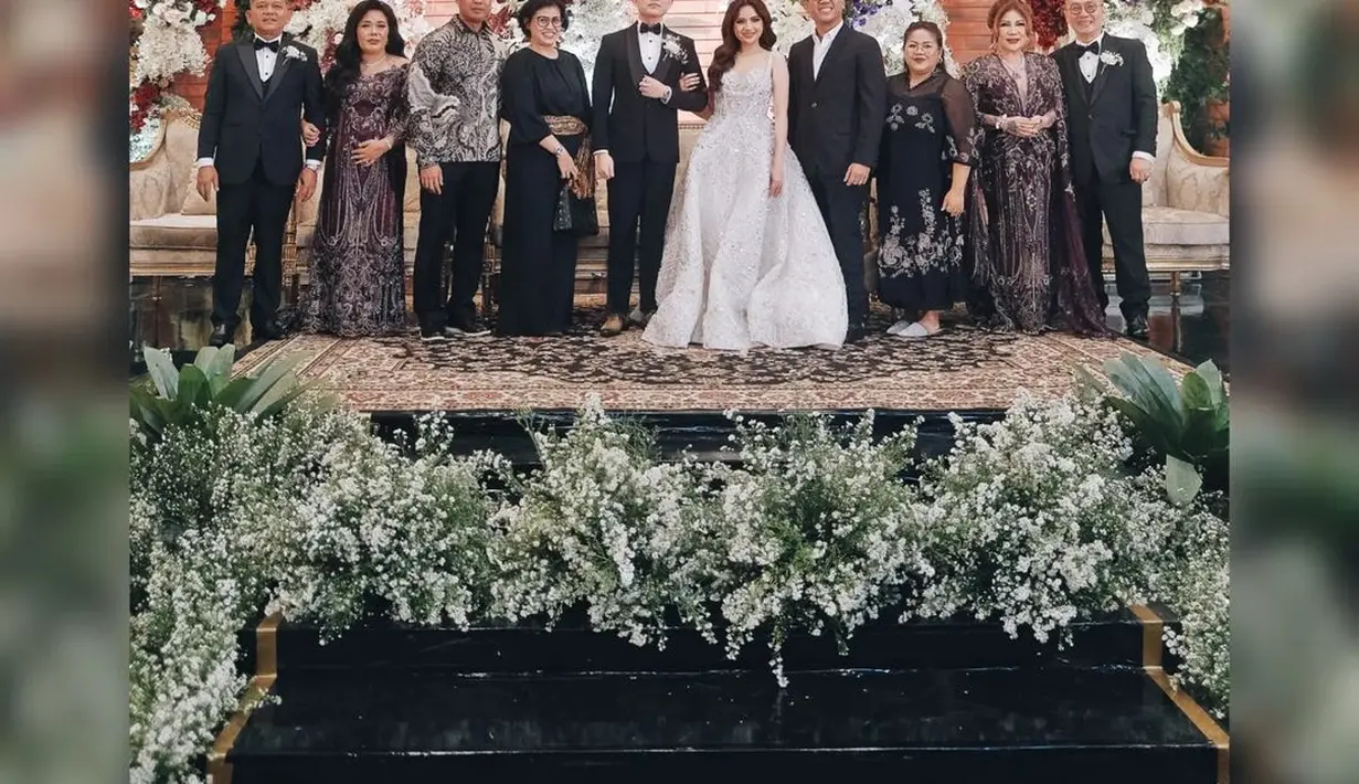 Berlokasi di salah satu hotel Jakarta, Anggi dan Kenji menggelar resepsi bergaya internasional. Penampilan sang mempelai wanita tentu menjadi sorotan. [@rhay_david/@denivedder]