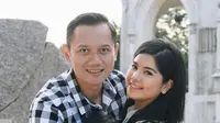 Almira Tunggadewi Yudhoyono, cucu SBY kelahiran 17 Agustus 2008 tengah dipeluk mesra kedua orang tuanya, Almira tampak begitu bahagia berada di dekapan orang tercintanya. (Liputan6.com/IG/@annisayudhoyono)