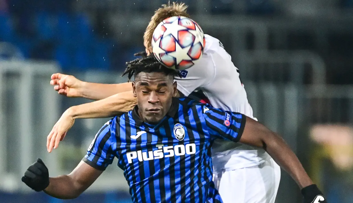 Penyerang Atalanta, Duvan Zapata melakukan sundulan saat menjamu FC Midtjylland pada matchday kelima Grup D Liga Champions di Atleti Azzurri d'Italia, Rabu (2/12/2020) dini hari WIB. Atalanta membuka peluang lolos ke babak 16 besar usai menahan imbang Midtjylland 1-1. (MIGUEL MEDINA/AFP)