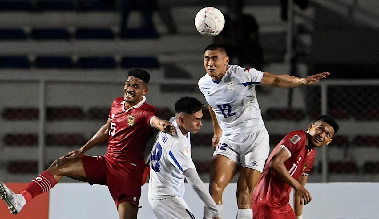 Pemain Timnas Indonesia, Ricky Kambuaya (kiri) berebut bola diudara dengan pemain Filipina, Amani Santos Aguinaldo dalam laga pamungkas Grup A Piala AFF 2022 yang berlangsung di Stadion Rizal Memorial, Manila. Filipina berhasil mencetak gol penghibur jelang akhir pertandingan. Sundulan Sebastian Rasmussen di menit ke-83 berhasil memperkecil ketertinggalan. (AFP/Jam Sta Rosa)