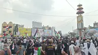 Ribuan warga Lampung menggelar aksi bersama Palestina di Tugu Adipura,  Bandar Lampung. Foto : (Liputan6.com/Ardi).