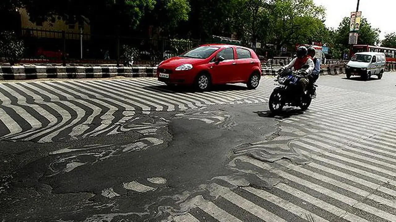Akibat Gelombang Panas di India, Permukaan Jalan Berubah Keriting