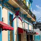 Seorang pria mengecat bagian balkon di Havana, Kuba (28/12). Kota ini terletak sekitar 144 kilometer di selatan-barat daya dari Key West, Florida.  (AP Photo / Desmond Boylan)