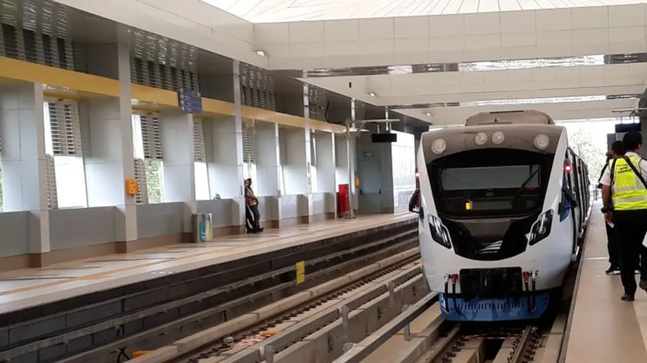 Kereta api ringan atau light rail trainset (LRT) Palembang, Sumatera Selatan resmi beroperasi secara komersial mulai hari ini,  Rabu (1/8/2018).  (Nurseffi/Liputan6.com)