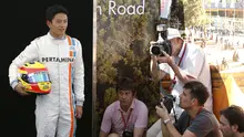 Pembalap F1 tim Manor Racing, Rio Haryanto saat berjalan menuju sesi pemotretan driver sebelum persiapan Australian Formula One Grand Prix di Melbourne, (17/3). GP Australia juga akan menjadi sesi pembuka musim balap 2016. (REUTERS / Jason Reed)