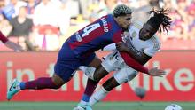 Bek Barcelona, Ronald Araujo melanggara gelandang Real Madrid, Eduardo Camavinga dalam laga El Clasico di La Liga 2023/2024. (AFP/Lluis Gene)