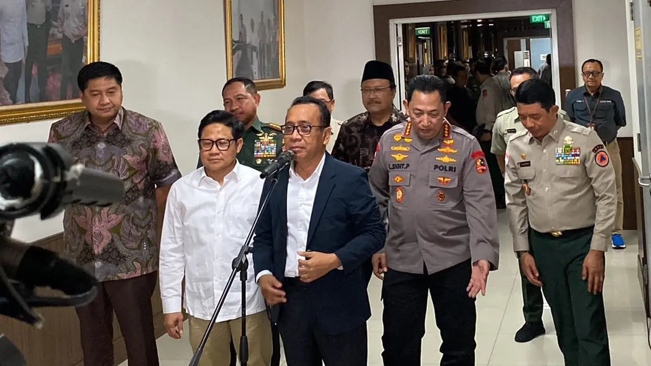 Menteri Koordinator Bidang Pembangunan Manusia dan Kebudayaan Pratikno usai rapat bersama Presiden Prabowo Subianto terkait erupsi Gunung Lewotobi Laki-Laki, NTT.