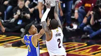 Pemain Cavaliers, Kyrie Irving berusaha menembak bola dari penjagaan pemain Warriors, Patrick McCaw pada gim keempat Final NBA 2017 di Quicken Loans Arena, Ohio (9/6). Cavaliers menghajar Golden State Warriors 137-116. (Jason Miller/Getty Images/AFP)