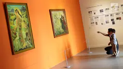Pengunjung melihat koleksi seni yang dipamerkan pada pameran seni rupa koleksi nasional #2 yang bertema Lini Transisi di Galeri Nasional, Jakarta, Selasa (13/8/2019). Pameran berlangsung hingga 31 Agustus mendatang. (Liputan6.com/Helmi Fithriansyah)