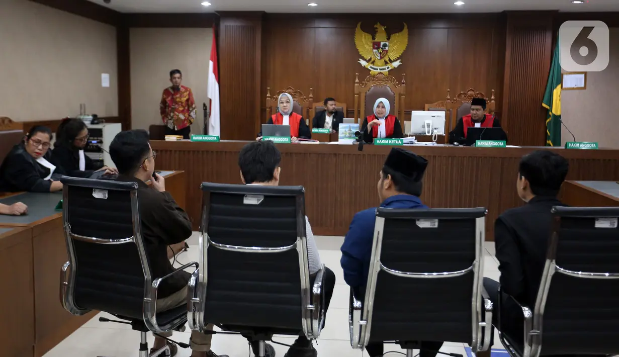 Dengan demikian, persidangan akan dilanjutkan untuk membahas pokok perkara. Tampak dalam foto, Delpedro Marhaen bersama rekan-rekannya saat mengikuti sidang lanjutan dugaan penghasutan kerusuhan pada Agustus 2025 di Pengadilan Negeri Jakarta Pusat, Kamis (8/1/2026). (Liputan6.com/Helmi Fithriansyah)