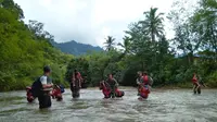 Sungai Sengkayam terletak di Kecamatan Entikong, Kabupaten Sanggau. Untuk menuju desa seberang, tidak ada akses jembatan. Saban hari anak-anak menyeberangi sungai untuk menuju SDN 16 Gun Jemak. (dok. TNI AD)