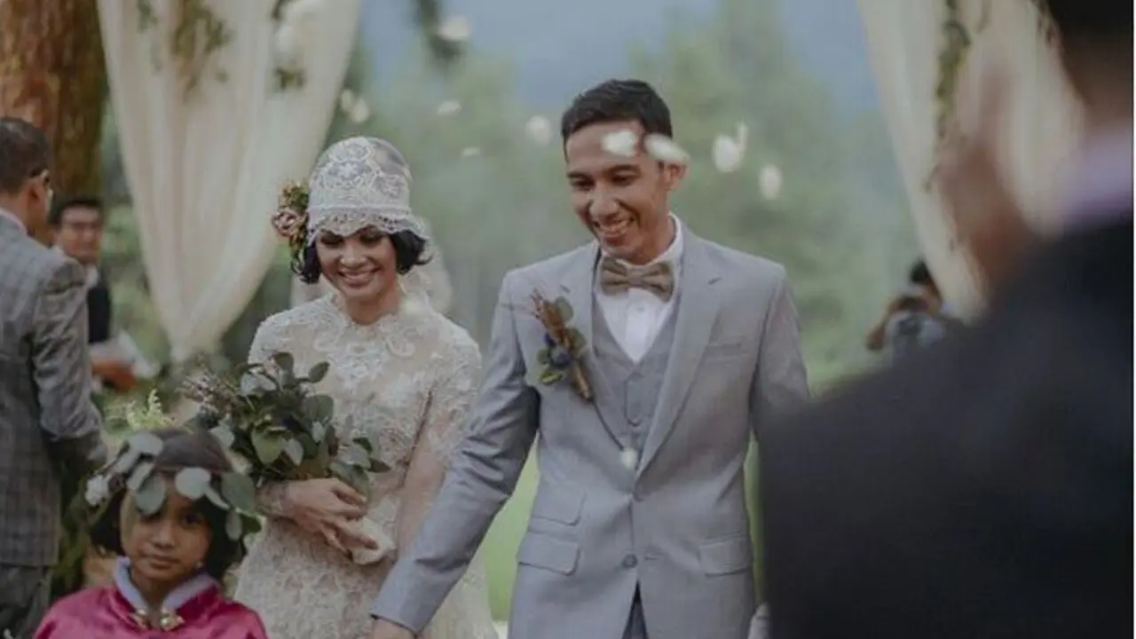 Desain Gaun Pengantin 20's a la Andien