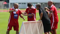 Legenda sepak bola Brasil, Roberto Carlos beraksi sebagai pelatih pada Fourfeo Mini Tournament yang diikuti pemain U-16 saat BRImo Future Garuda di Stadion Madya Senayan, Jakarta, Kamis (01/06/2023). (Bola.com/Bagaskara Lazuardi)