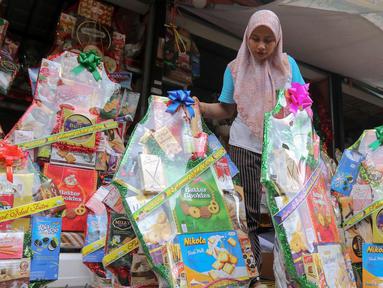 Pekerja menata parcel di kawasan Barito, Kebayoran Baru, Jakarta, Rabu (19/3/2025). (Liputan6.com/Herman Zakharia)