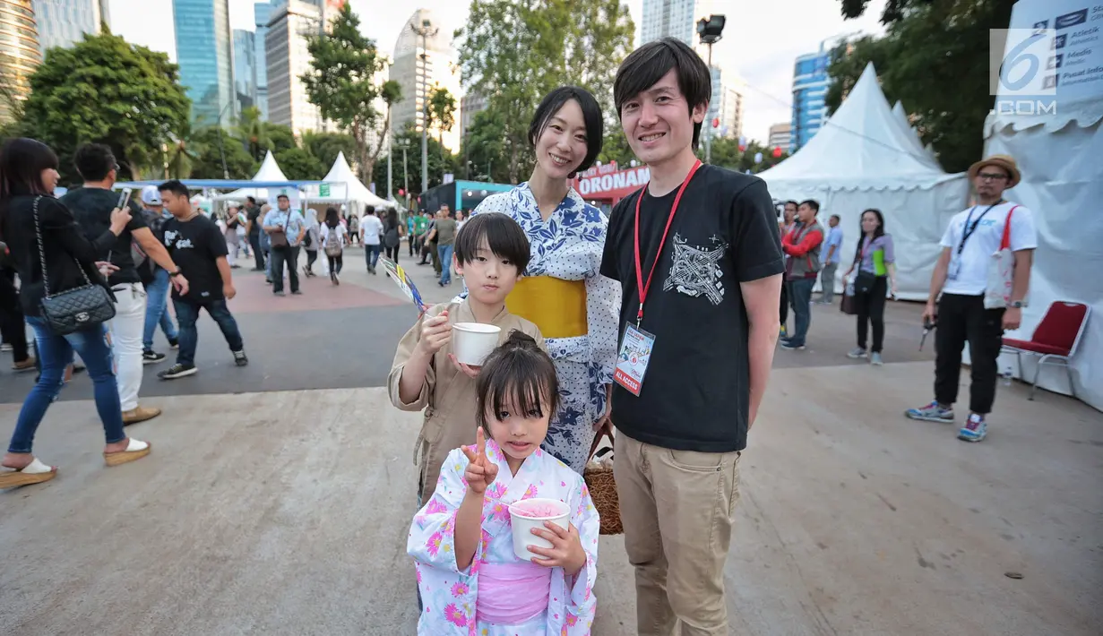 Pengunjung berpakaian kimono saat meramaikan acara Jak-Japan Matsuri 2018 di komplek Gelora Bung Karno, Senayan, Jakarta, Sabtu (8/9). Acara ini digelar untuk memeringati 60 tahun hubungan persahabatan Indonesia dan Jepang. (Liputan6.com/Faizal Fanani)