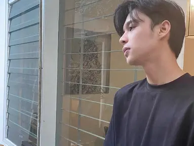 Pria kelahiran 1998 ini dikenal aktif membagikan kegiatannya di Instagram pribadinya. tak terkecuali gaya OOTD-nya yang ia pakai. meski simpel hanya pakai kaos hitam, dirinya tetap terlihat tampn.(Liputan6.com/IG/@rey_mbayang)