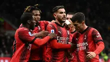 Pemain AC Milan merayakan gol yang dicetak oleh Theo Hernandez dalam kemenangan 1-0 atas Fiorentina pada giornata 13 Serie A Liga Italia di San Siro, Milan, Minggu (26/11/2023) dini hari WIB. (Isabella BONOTTO / AFP)