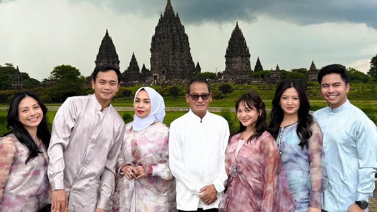 Pesona Amel Carla, Berlebaran di Candi Prambanan