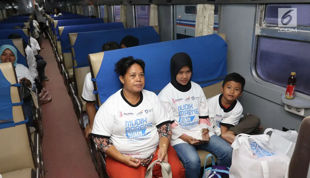 Peserta mudik gratis PT KAI berada di kereta Brantas Lebaran jurusan Blitar di Stasiun Senen, Jakarta, Selasa (5/6). Bagi masyarakat yang ingin mengikuti program ini, keberangkatan 6-7 Juni 2018 masih tersedia kuota 179 orang. (Liputan6.com/Angga Yuniar)