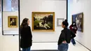 Pekerja melihat lukisan Millie Bush yang pernah menghuni Gedung Putih di museum anjing bernama Museum of the Dog di New York City, 1 Februari 2019. Museum ini memajang aneka lukisan anjing yang dibuat oleh para seniman terkenal. (Johannes EISELE/AFP)