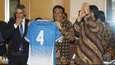 Gubernur DKI Jakarta Djarot Saiful Hidayat, menerima jersey dari CEO Espanyol, Ramon Robert di Balai Kota, Jakarta, Rabu (19/7/2017). Kedatangan RCD Espanyol ke Jakarta untuk melakukan laga persahabatan melawan Persija. (Bola.com/M Iqbal Ichsan)