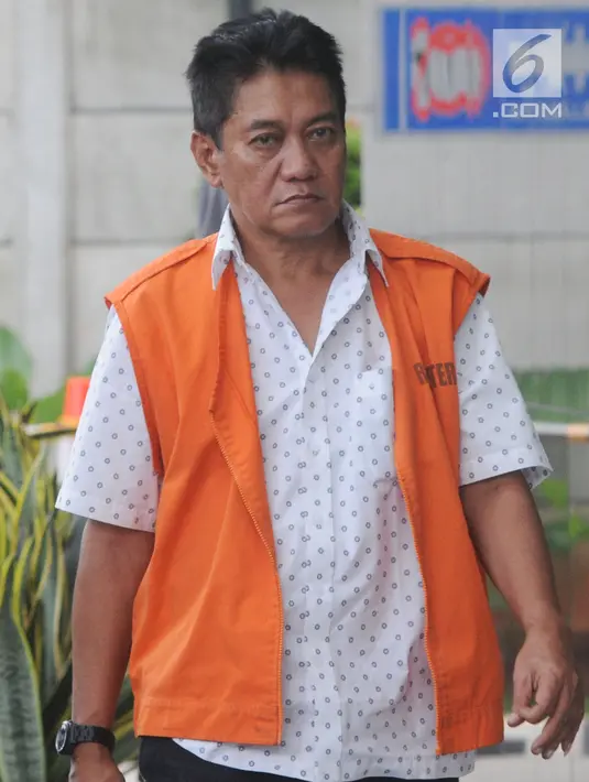 Hakim Pengadilan Negeri Jakarta Selatan, Irwan tiba untuk pemeriksaan di Gedung KPK, Jakarta, Jumat (14/12). Irwan  menjalani pemeriksaan perdana sebagai tersangka kasus dugaan suap penanganan perkara perdata di PN Jaksel. (Merdeka.com/Dwi Narwoko)