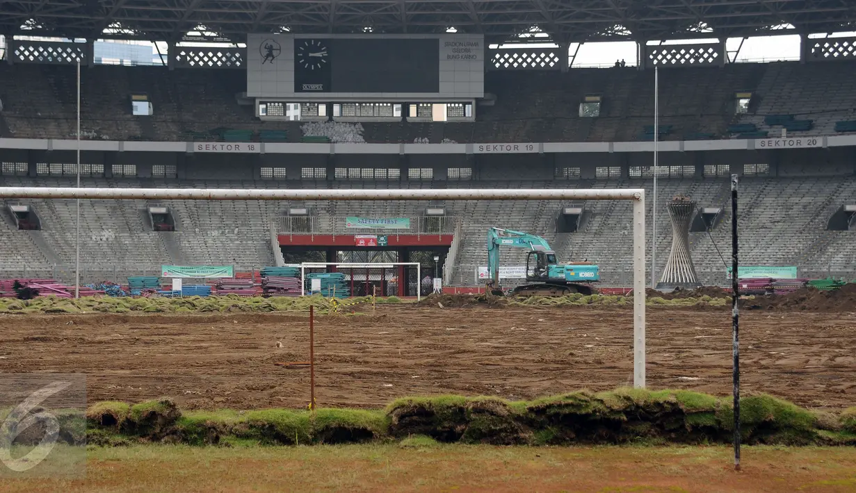 Alat berat melakukan pengerukan tanah lapangan bola saat proses renovasi Stadion GBK Jakarta, Selasa (18/10). Pengerjaan renovasi Stadion GBK bagian persiapan jelang Asian Games 2018 dan ditargetkan selesai Oktober 2017. (Liputan6.com/Helmi Fithriansyah)