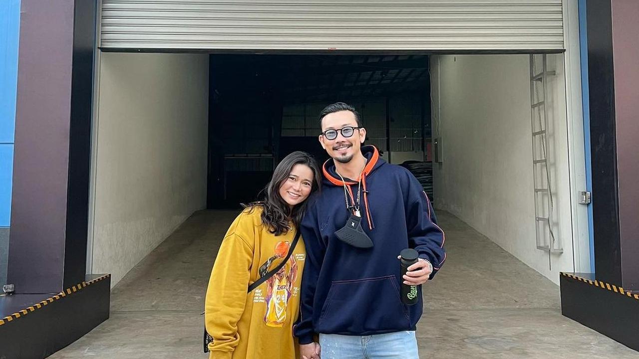 7 Potret Mesra Denny Sumargo dan Olivia Allan, Saling Menguatkan