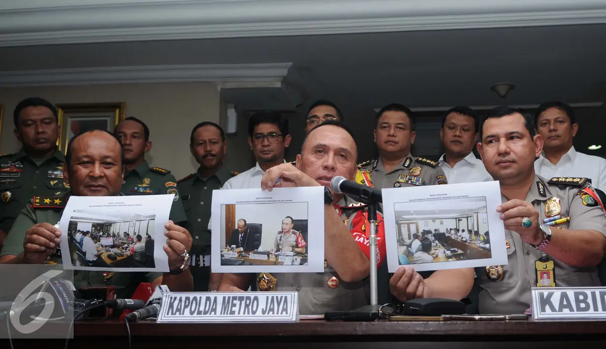 Kapolda Metro Jaya, Irjen Pol Mochammad Iriawan menunjukkan gambar saat rapat jelang penangkapan terduga makar, Jakarta, Selasa (6/12). Iriawan memastikan penangkapan tersebut sudah sesuai prosedur hukum. (Liputan6.com/Gempur M Surya)