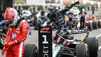 Pembalap Mercedes, Kimi Antonelli saat finis pertama balapan F1 GP Jepang 2026. (Philip FONG / AFP)
