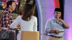 Calon Gubernur DKI Jakarta no 3, Anies Baswedan menjawab pertanyaan dari Ahok dalam debat terakhir Pilgub DKI Jakarta 2017 di Hotel Bidakara, Jakarta, Rabu (12/4). (Liputan6.com/Faizal Fanani)