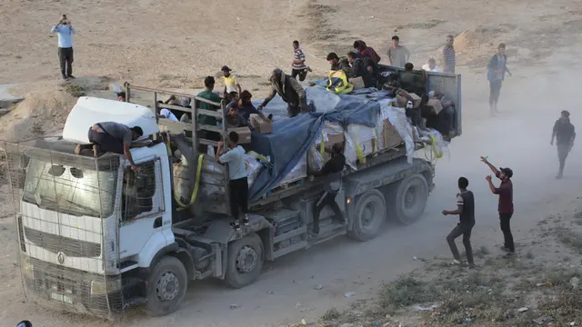 Puluhan Pengungsi Palestina Bongkar Paksa Truk Pengangkut Bantuan