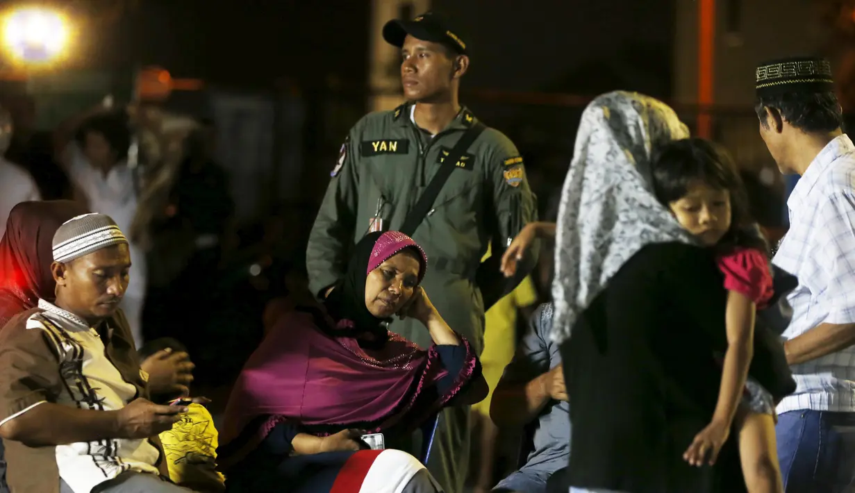 Keluarga korban jatuhnya pesawat Hercules C-130 saat menunggu kepastian identifikasi, di depan RSUP Adam Malik, Medan, Selasa (30/6/2015). Pesawat berpenumpang 122 orang tersebut terjatuh dan menimpah pemukiman warga. (REUTERS/Beawiharta)