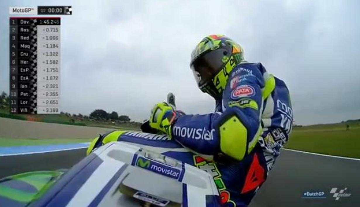 Pebalap Movistar Yamaha, Valentino Rossi, akan start kedua MotoGP Assen. Rossi terpaut 0,715 detik lebih lambat dari pebalap Ducati, Andrea Dovizioso. (Bola.com/Twitter/MotoGP)