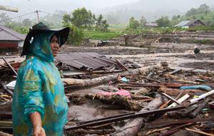 Pemerintah Provinsi Sumatera Utara telah menetapkan status tanggap darurat untuk mempercepat penanganan. Tampak dalam foto, seorang perempuan memeriksa kerusakan akibat banjir di Malalak, Sumatera Barat, Indonesia, Kamis, 27 November 2025. (AP Photo/Ade Yuandha)
