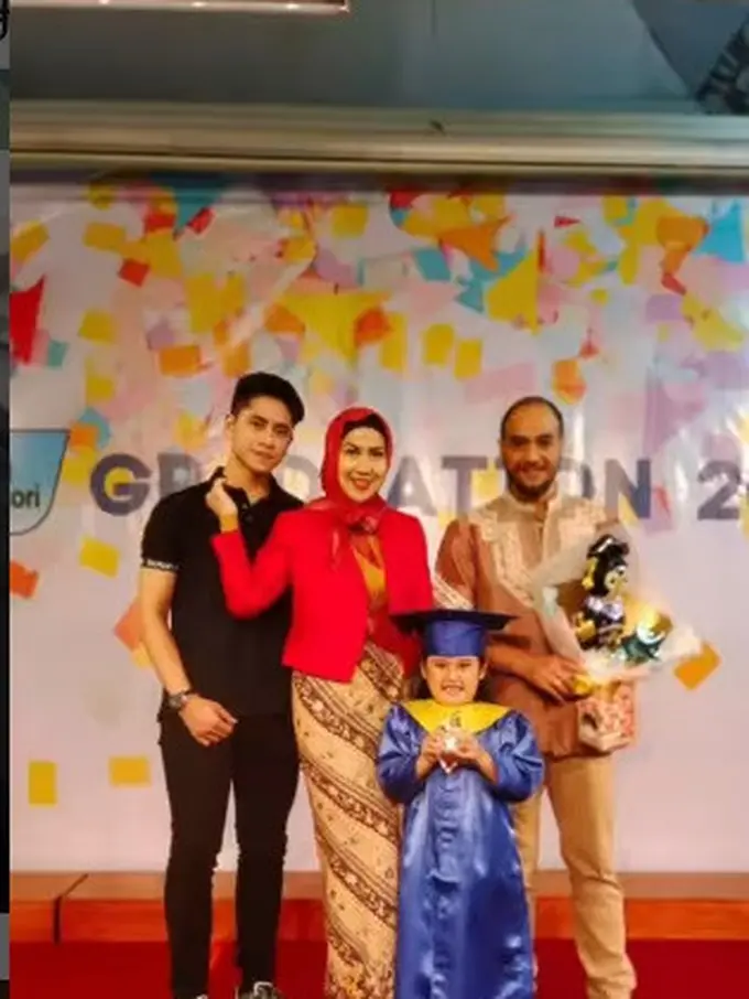 Vania Athabina, putri angkat Venna Melinda baru menjalani wisuda TK (Foto: Instagram @vennamelindareal)