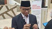 Ketua Panitia penyelenggara Ibadah Haji (PPIH) Arab Saudi Subhan Cholid menunjukkan gelang yang harus dipakai jemaah haji selama pelaksanaan ibadah di tanah Suci. (Liputan6.com/Nafiysul Qodar)