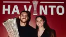Momen terbaik musim lalu Lorenzo Pellegrini ialah membawa AS Roma juara Conference League. Saat momen perayaan, Pellegrini turut membawa Veronica dalam pesta arak-arakan juara di kota Roma. Gaya penampilan keduanya yang sama-sama pakai baju hitam ini sukses mencuri perhatian. (Liputan6.com/IG/@veromartinel)